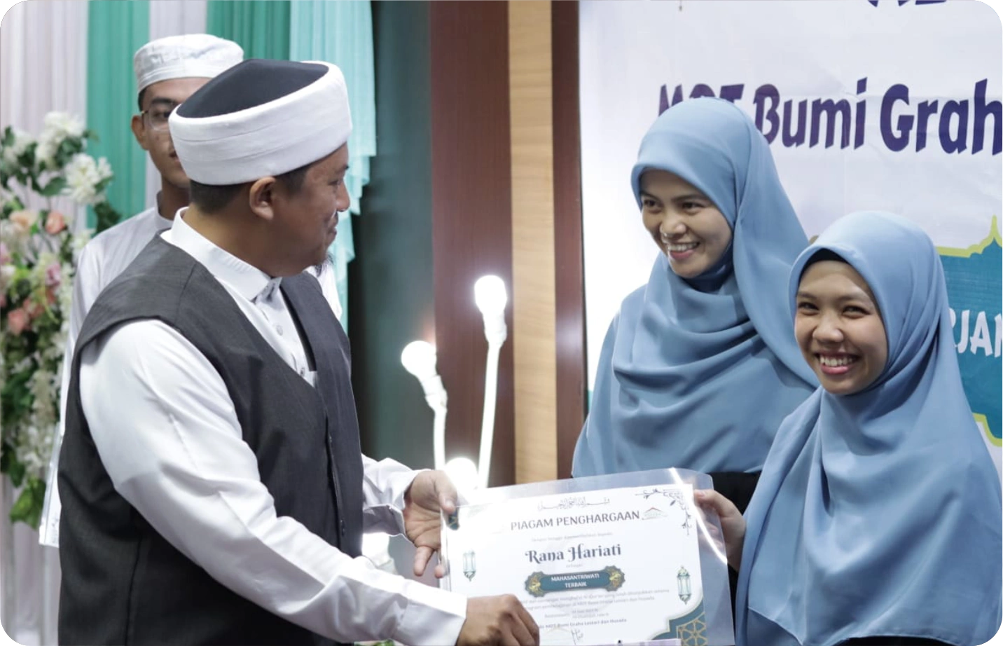 Pemberian Piagam Penghargaan Mahasantriwati